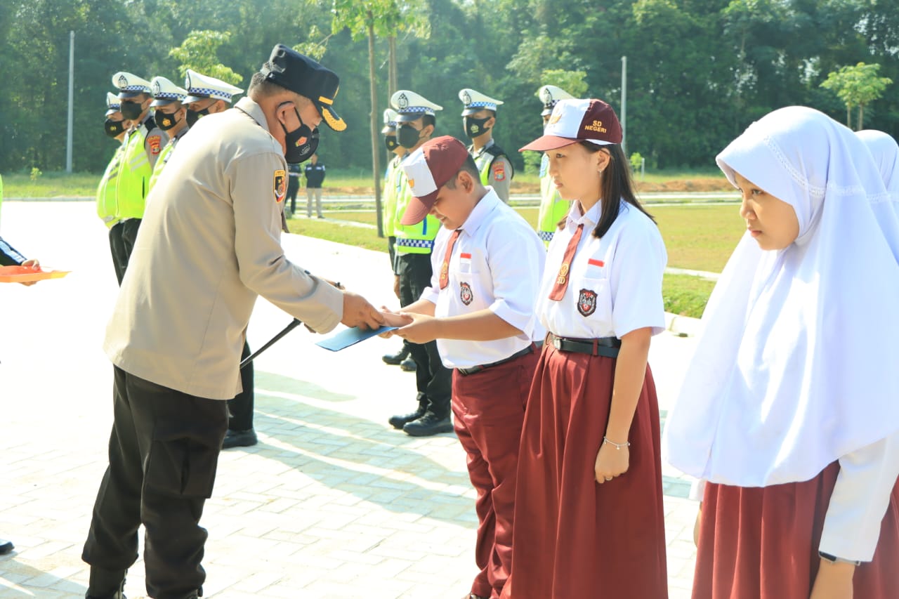 Kapolres Tulang Bawang Barat Berikan Piagam Penghargaan Kepada 31 Polisi Cilik