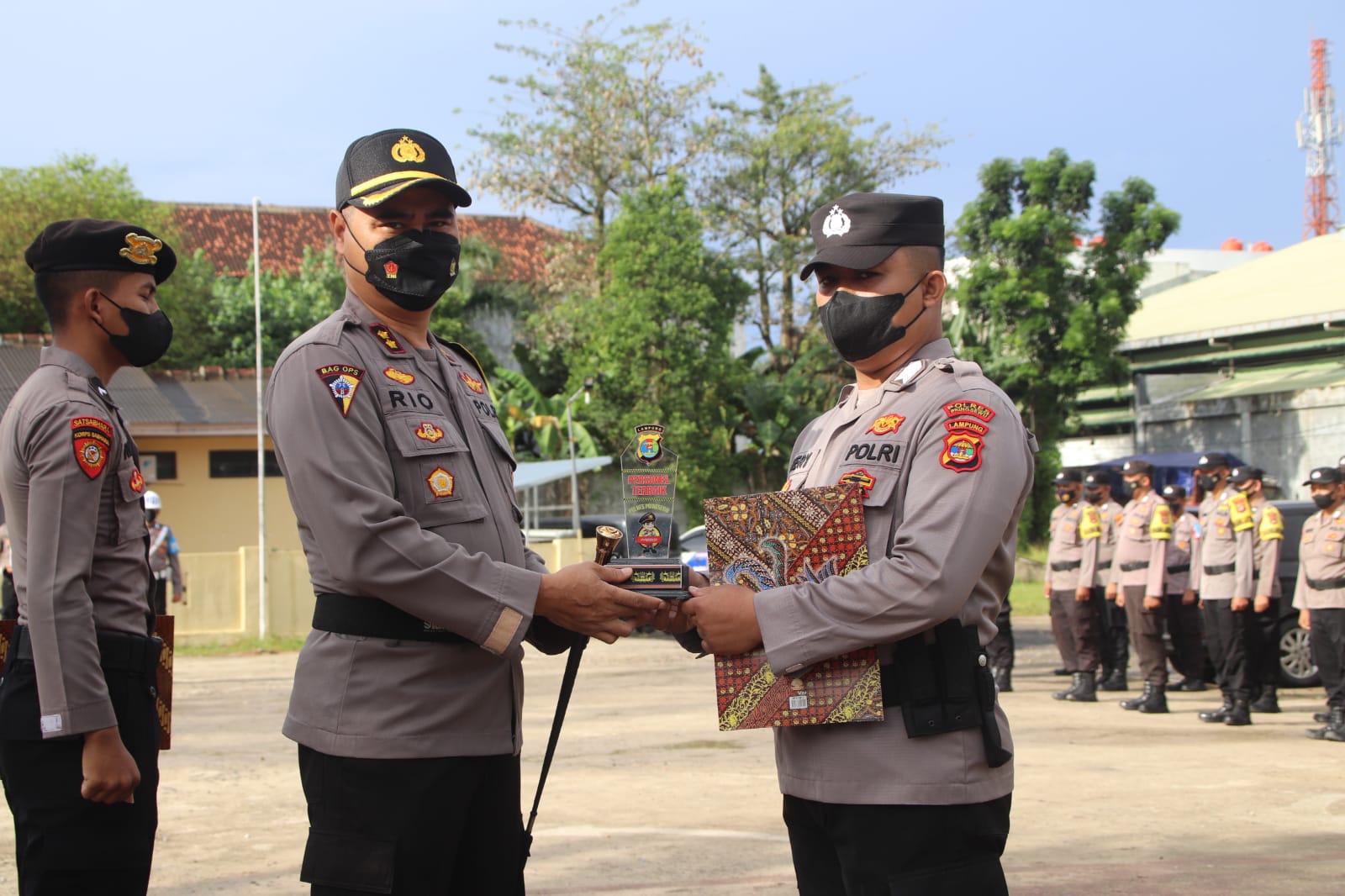 Kapolres Pringsewu Pimpin Upacara Pemberian Penghargaan dan PTDH Anggota Polres Pringsewu