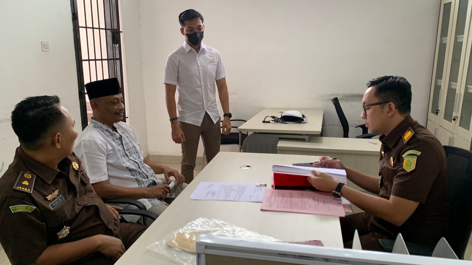 Satnarkoba Polres Pringsewu Limpahkan Tersangka dan Barang Bukti Kasus Penyalahgunaan Narkotika ke JPU