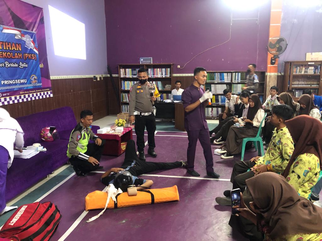 Satlantas Polres Pringsewu Bersama UAP Sosialisasikan Penanganan Kecelakaan Lalu Lintas Pada Pelajar