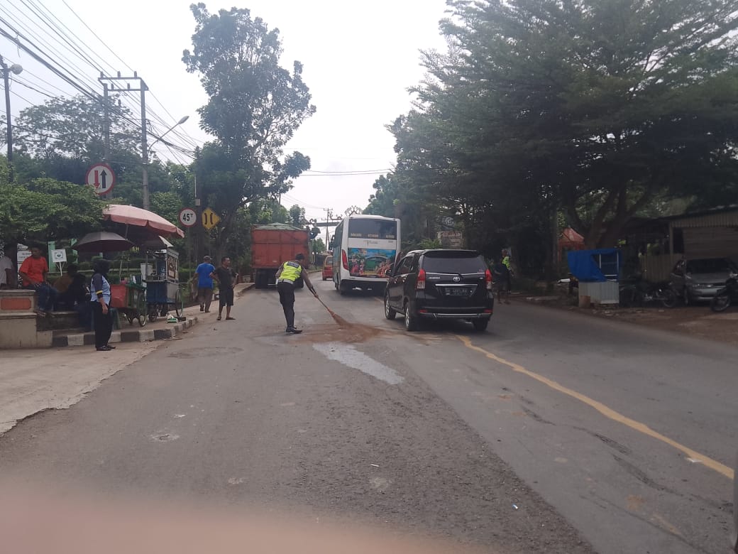 Antisipasi Laka Lantas, Personel Sat Lantas Polres Lampung Utara Bersihkan Oli Tercecer Dijalan
