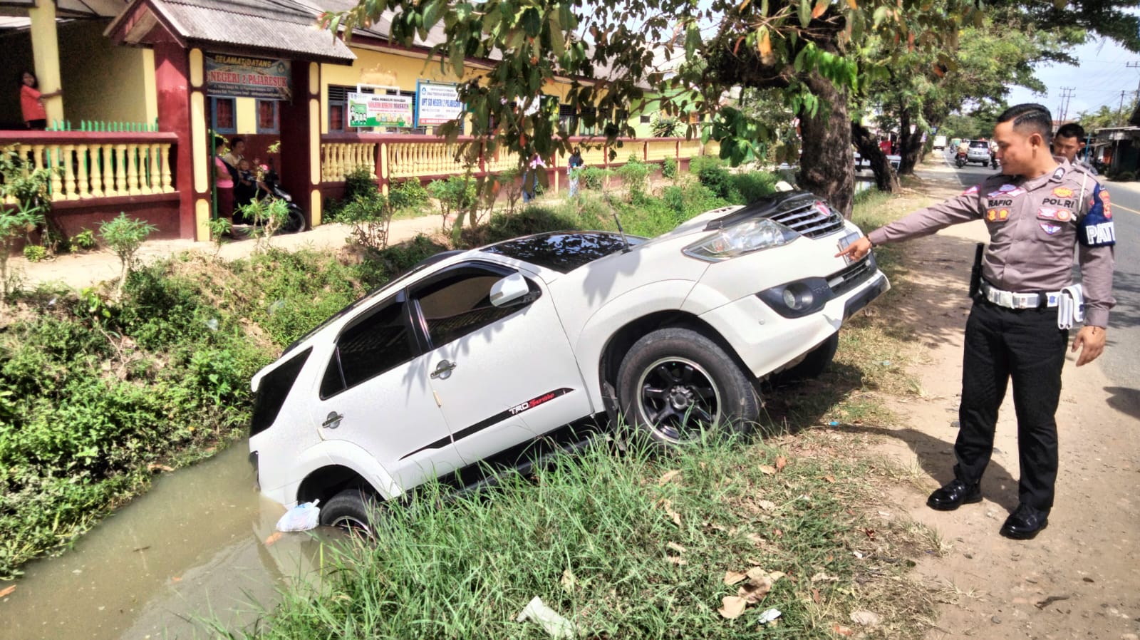 Lupa Tarik Tuas Rem Saat Parkir, Mobil Fortuner Tercebur Kedalam Saluran Irigasi