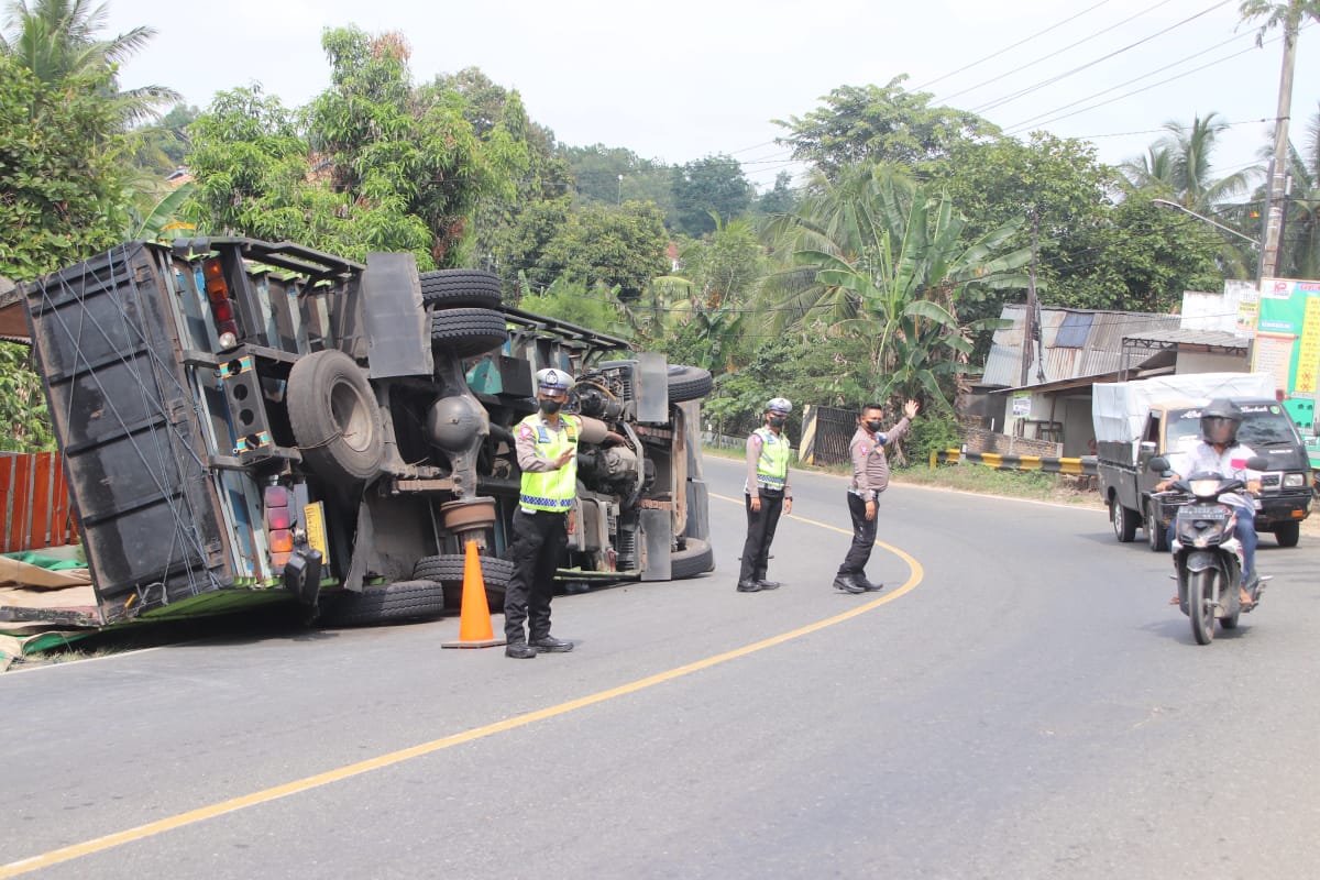Kelebihan Muatan, Truk Bermuatan 21 Ton Pakan Ikan Terguling Di Jalinbar Pringsewu, Polisi Lakukan Evakuasi