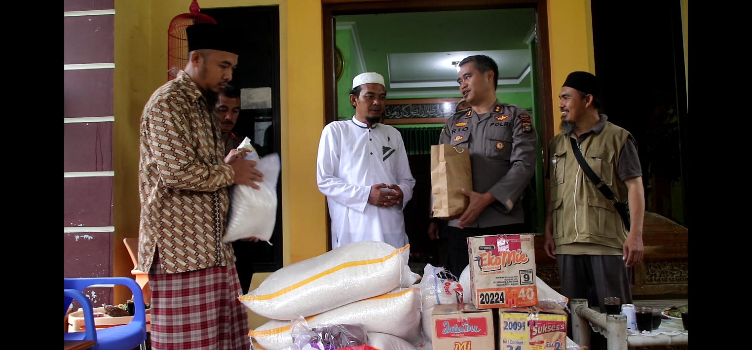 Pasca Insiden Kebakaran Polres Pringsewu Salurkan Bansos ke Para Santri