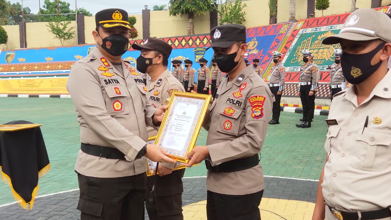 Kapolres Tanggamus Berikan Penghargaan kepada 4 (Empat) Personel yang Berprestasi