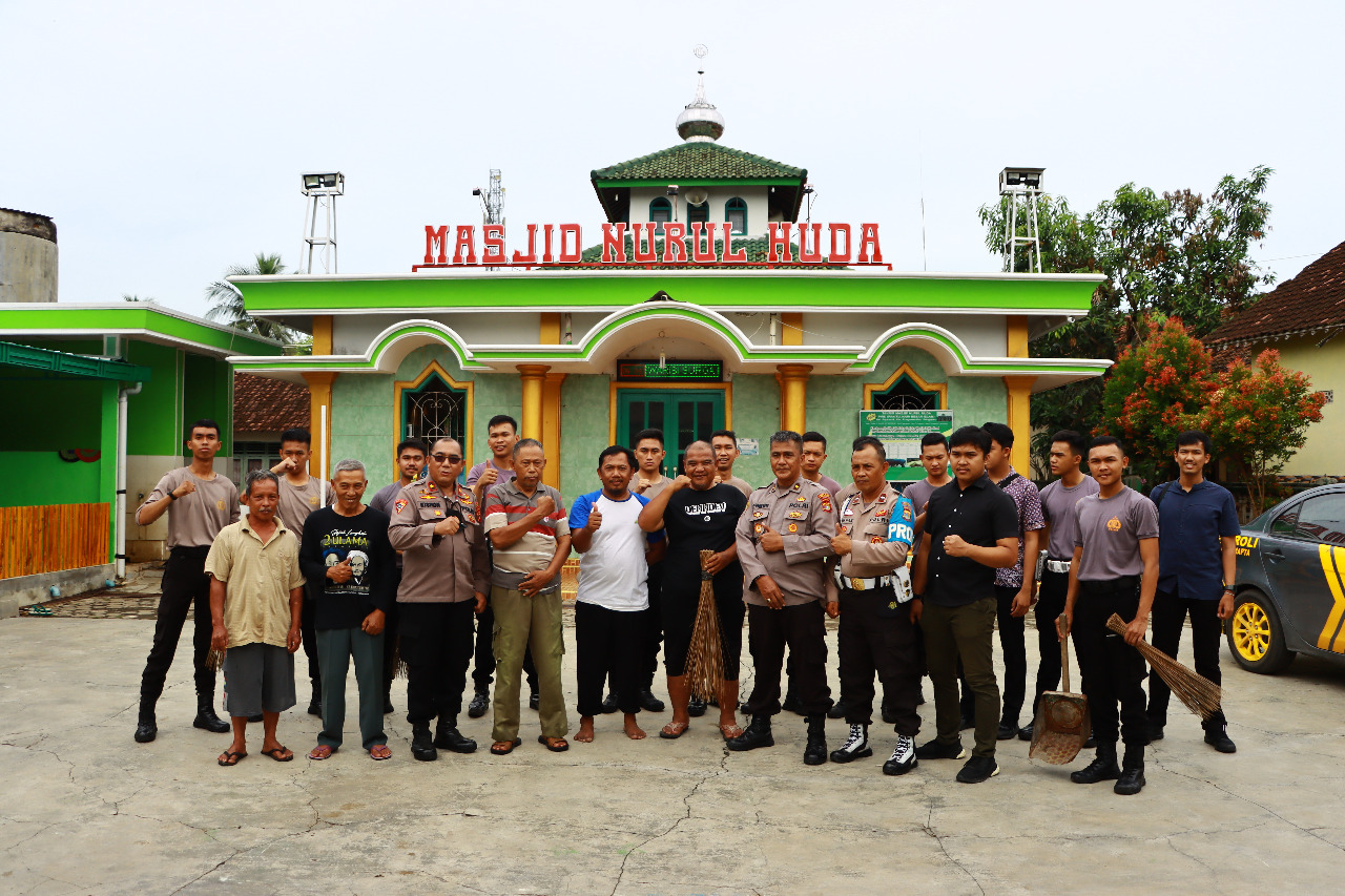 Jelang Hari Santri, Polres Pringsewu dan NU Bersih Bersih Tempat Ibadah