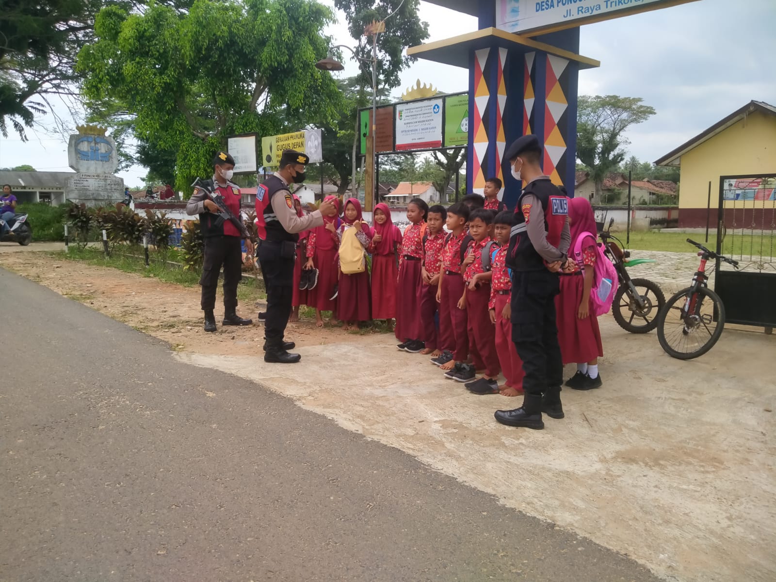 Sat Samapta Polres Pesawaran Lakukan Patroli ke Sekolah Berikan Himbauan Stop Bullying kepada Para Pelajar