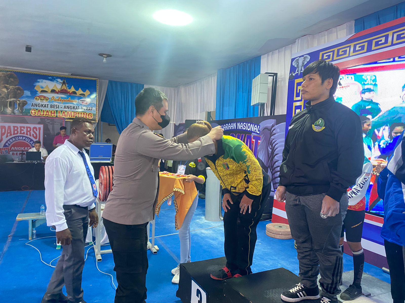 Kapolres Pringsewu AKBP Rio Cahyowidi Mengalungkan Mendali Untuk Para Juara di Kejuaraan Angkat Berat Kelas 57 Kg