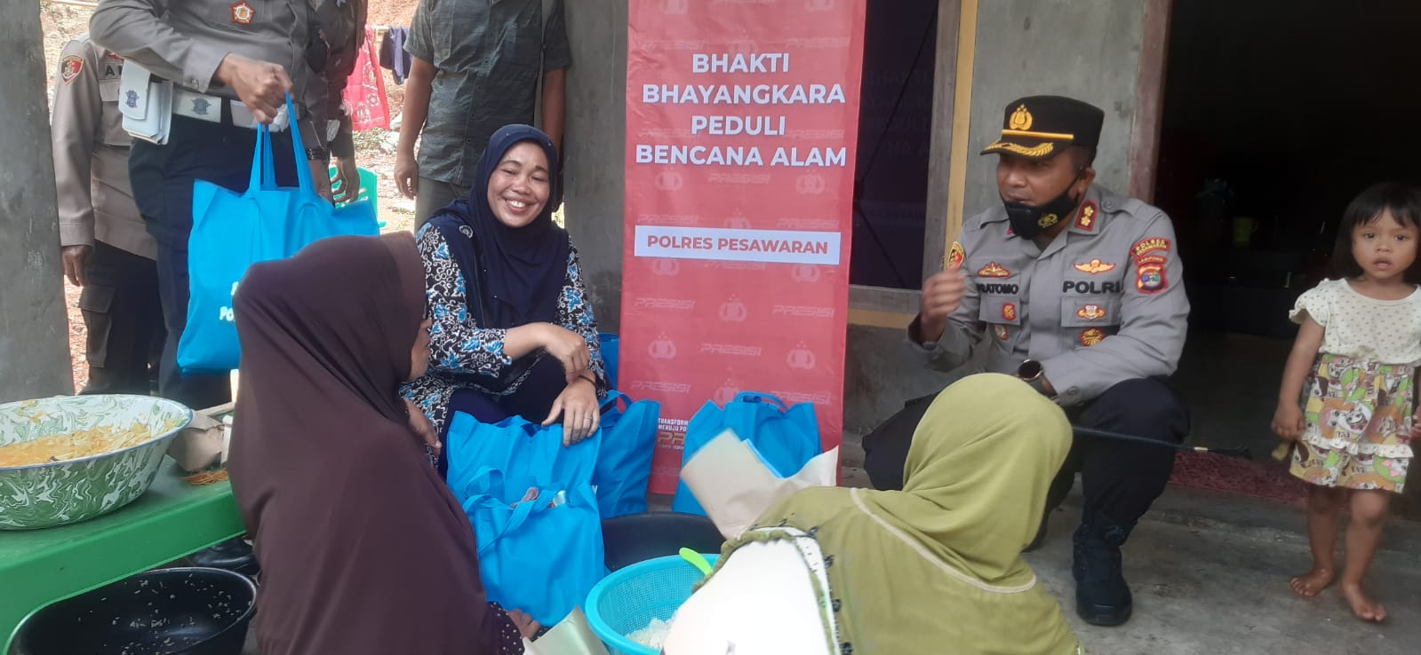Kapolres Pesawaran Akbp Pratomo Widodo, Bagikan Sembako Bagi warga Korban Banjir desa Way Kepayang