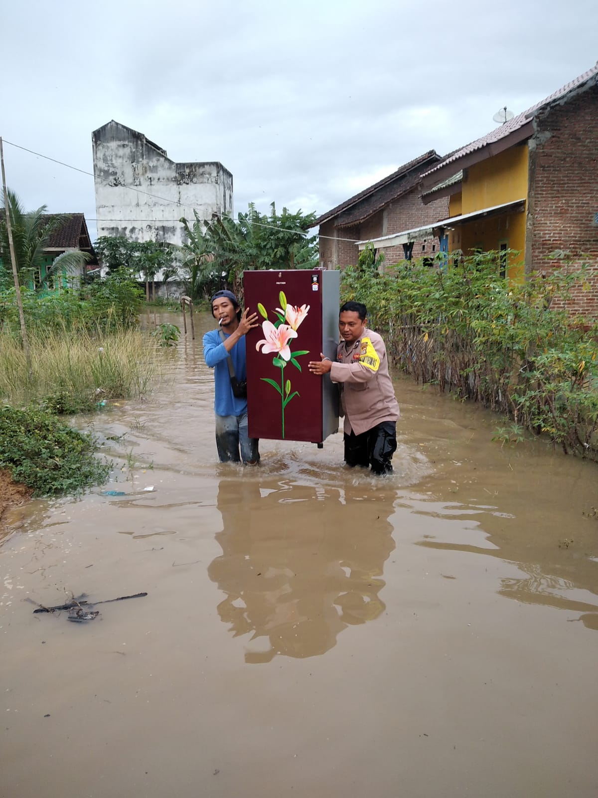 Aparat Dibantu Warga Lakukan Evakuasi Korban Banjir di Pringsewu