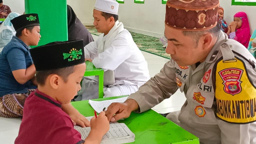 Polisi Ajarkan Mengaji Anak-Anak di TPA Al-Aghraf