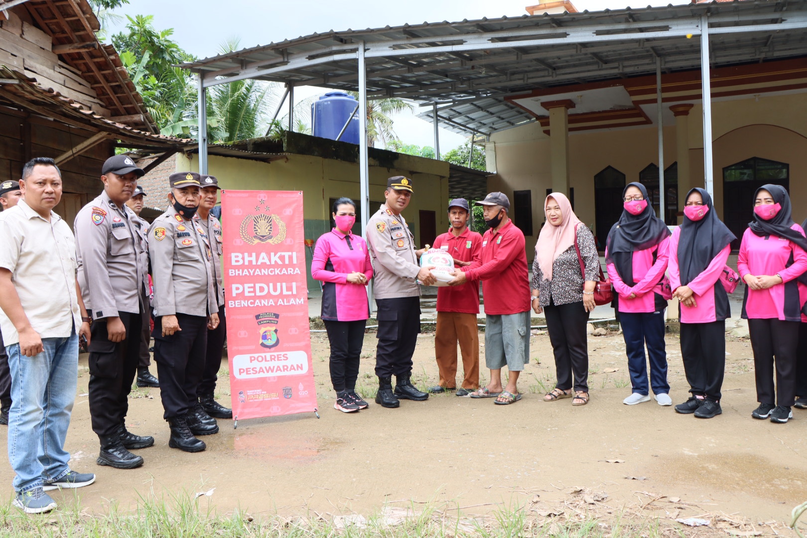 Peduli Korban Banjir, Kapolres Pesawaran Berikan Bantuan Sembako
