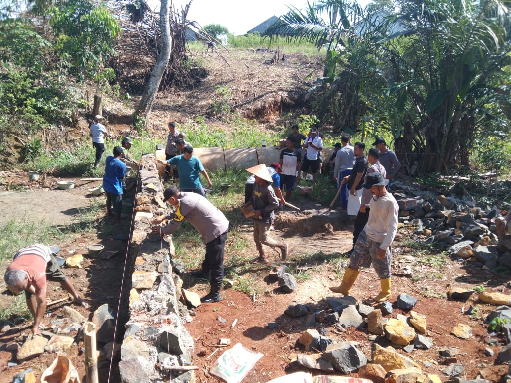 Warga, Lurah Bersama Polri Buka Akses Jalan Menuju Area TPU Dusun Wonogiri Kelapa Tujuh Kotabumi