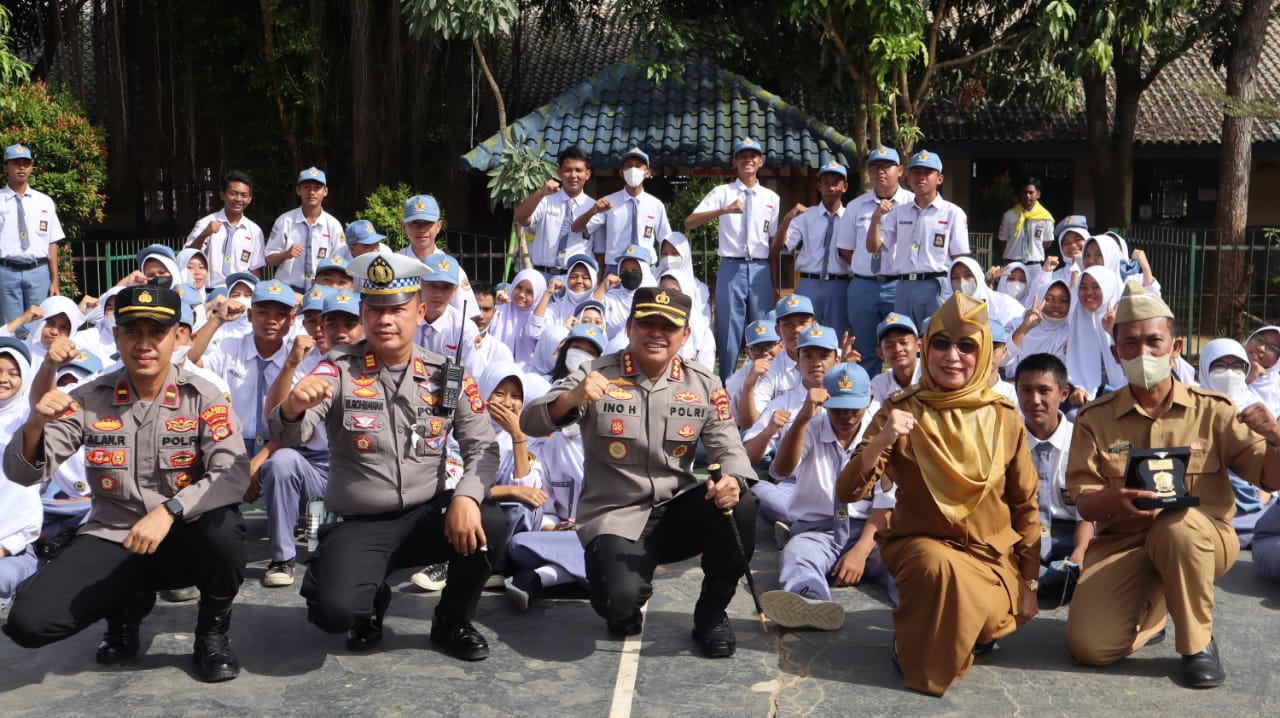 Kapolresta Bandar Lampung Sampaikan Pesan Kamtibmas Saat Jadi Pembina Upacara di Sekolah