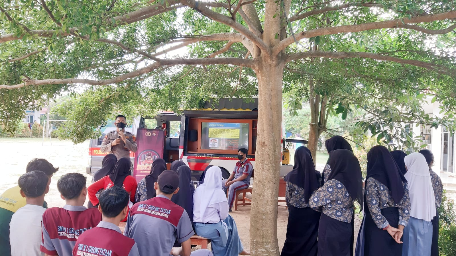 Sat Binmas Res Pesawaran Berikan Penyuluhan cegah Bullying di SMKN 1 Gedong Tataan