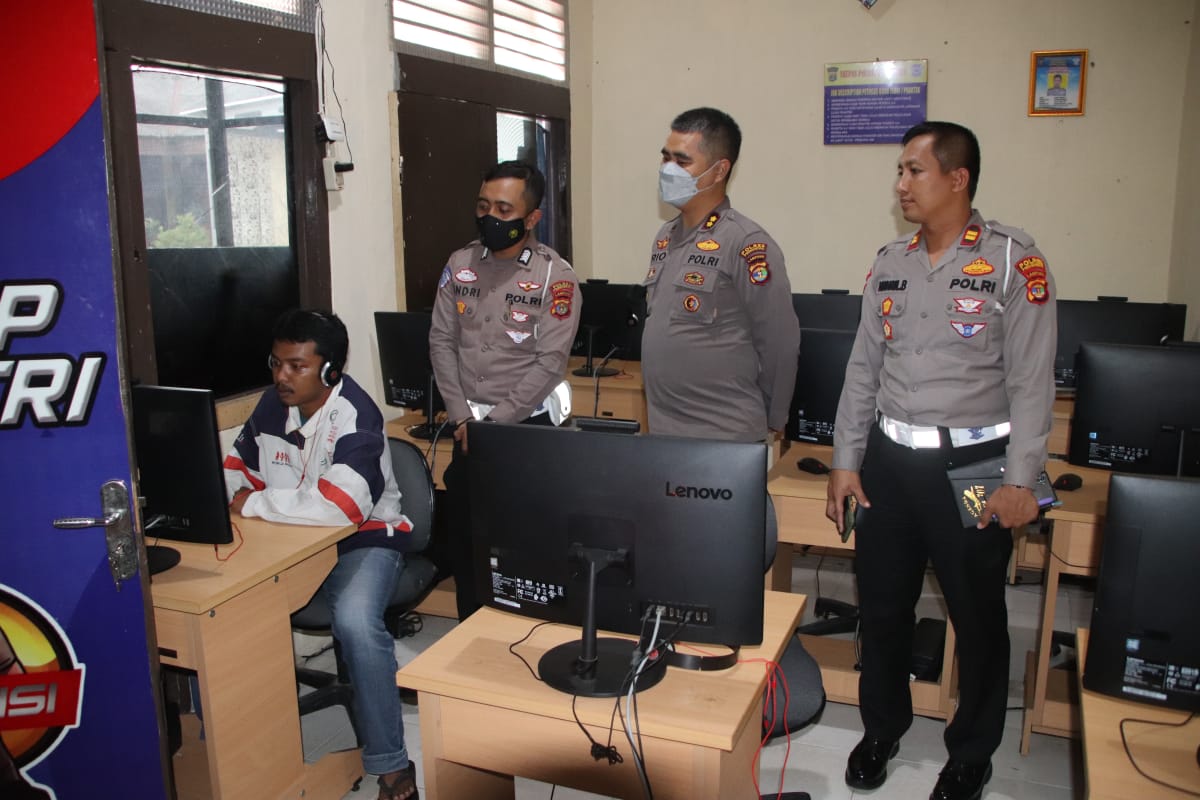 Sidak Kantor SIM, Kapolres Pringsewu Ajak Masyarakat Awasi Kinerja Personelnya
