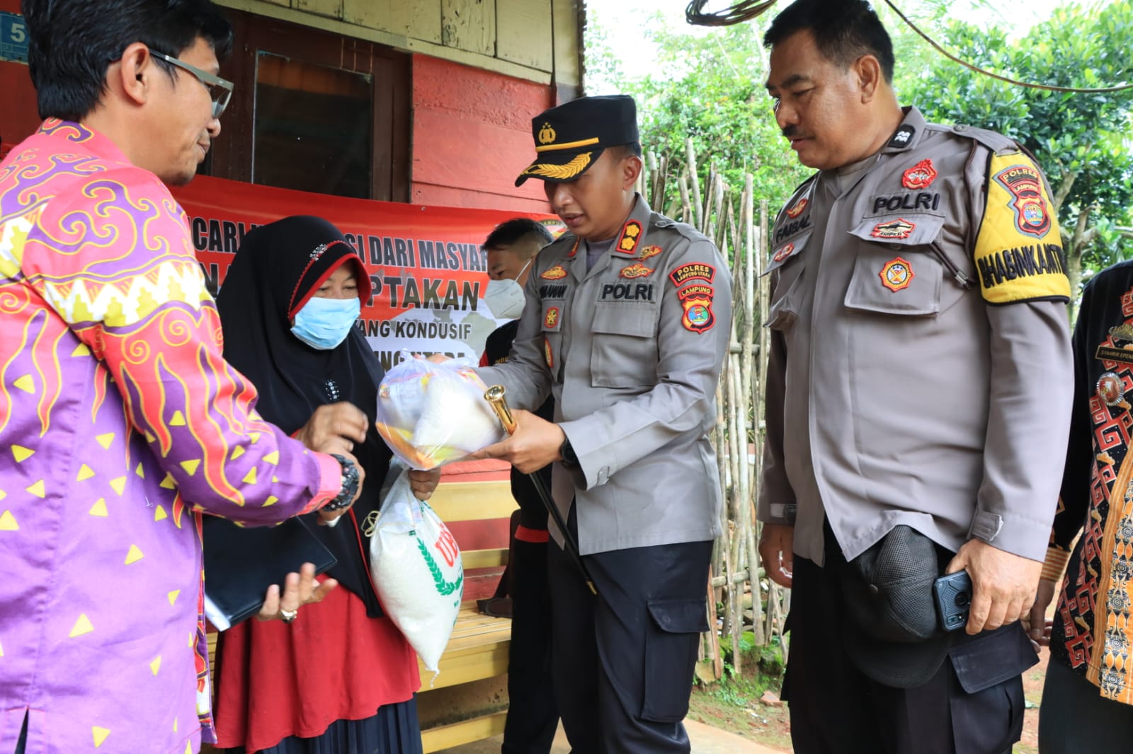 Kapolres Lampung Utara kunjungi warga, serap aspirasi dan bagikan Bansos