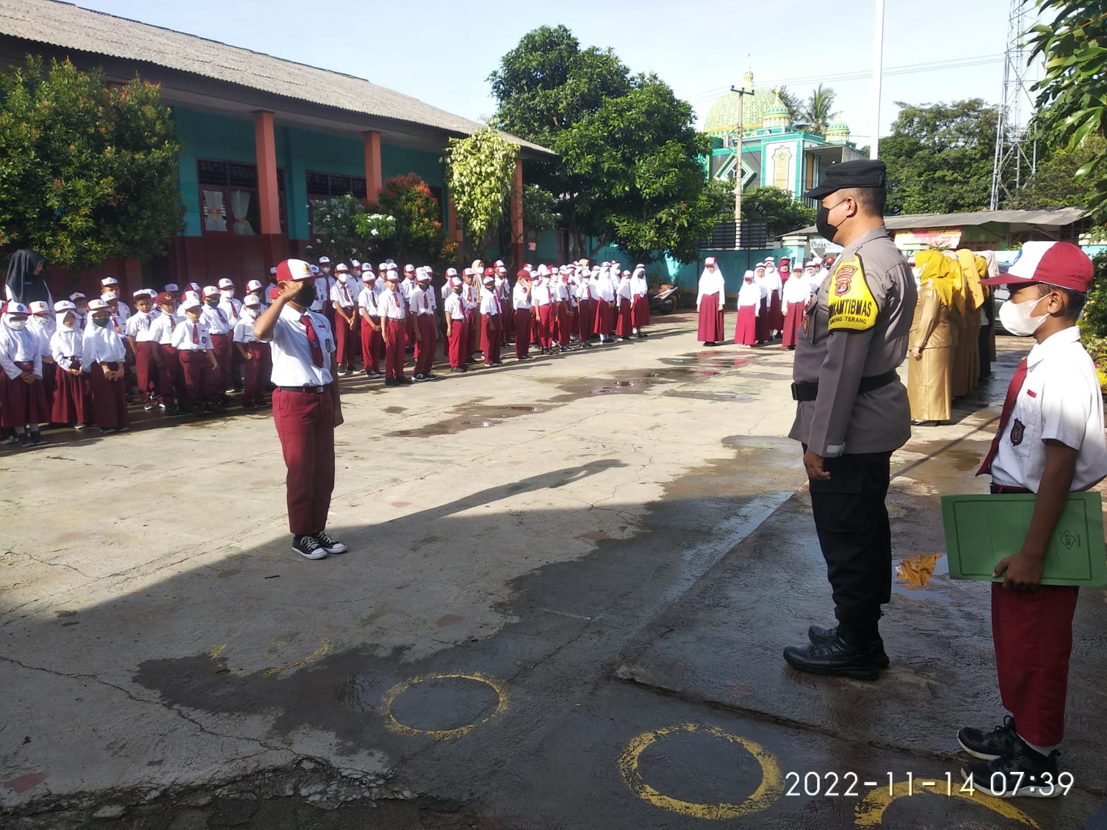 Jadi Irup, Babinkamtibmas Tanamkan Disiplin Sejak Dini Siswa SD