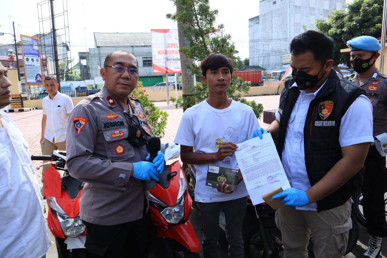 Polres Pringsewu Serahkan BB Sepeda Motor Hasil Curanmor Kepada Pemiliknya