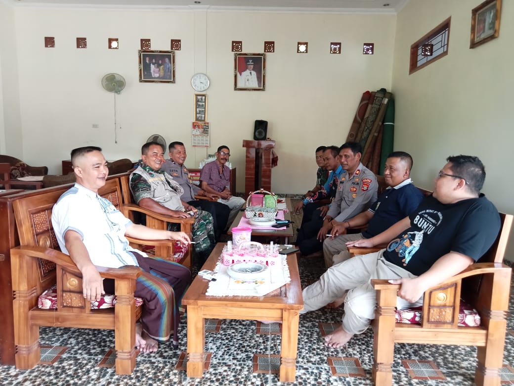 Ciptaan Kamtibmas yang aman, Kasubsektor Polsek Gedong Tataan Lakukan Sambang kepada para Calon Kades