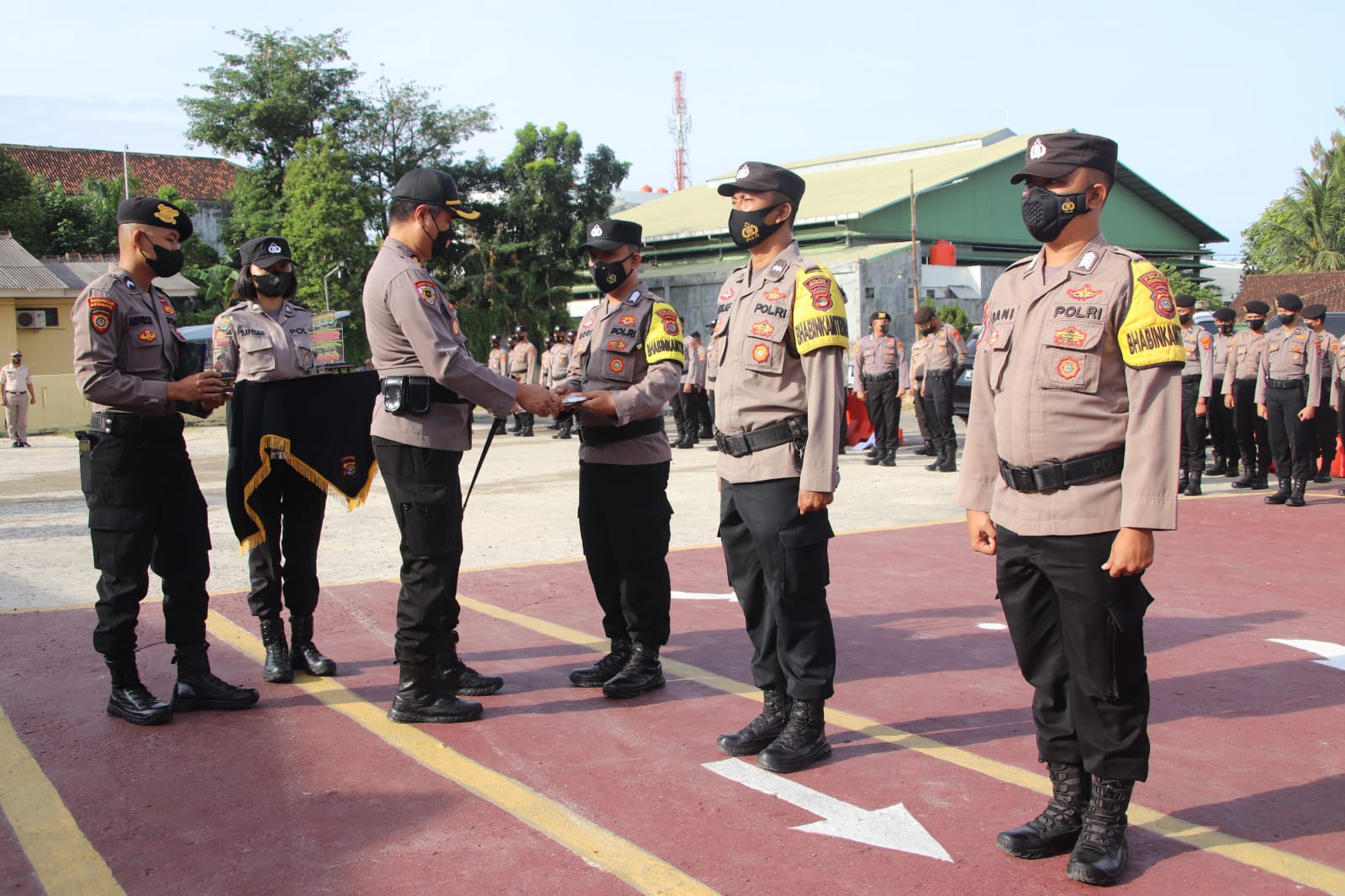 Berprestasi Dalam Tugas, Enam Anggota Polres Pringsewu Dapat Penghargaan