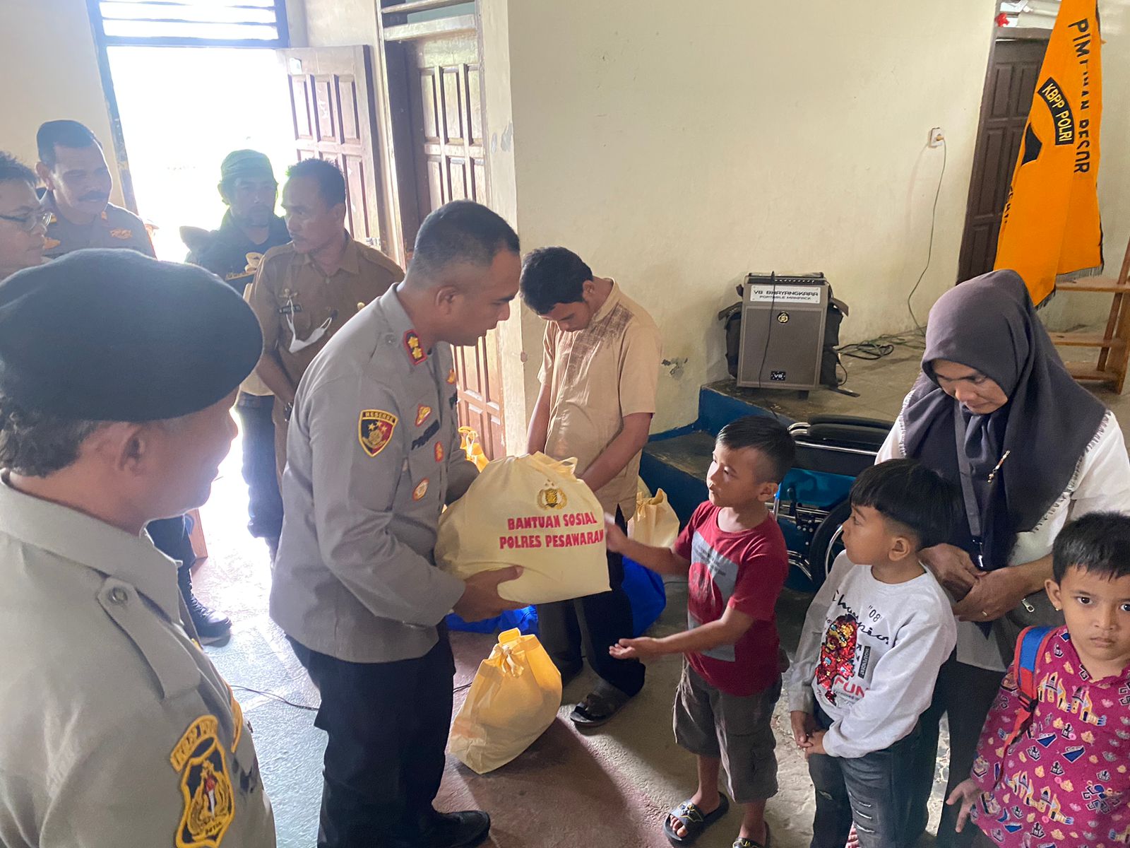 Kapolres Pesawaran Bersama KBPP Polri Pesawaran Bagikan Paket Sembako Kepada Lansia dan Anak Tidak Mampu