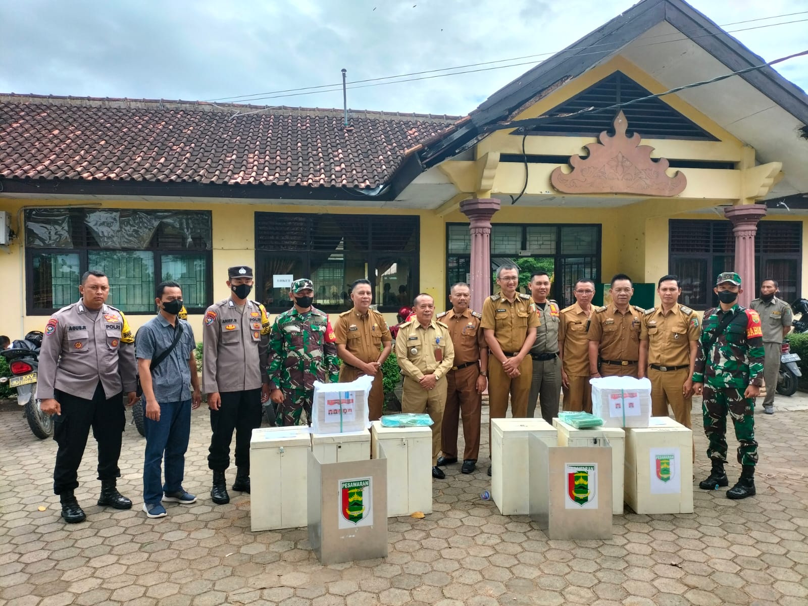 Polres Pesawaran Lakukan Pam Pendistribusian Logistik Pilkades Serentak 2022