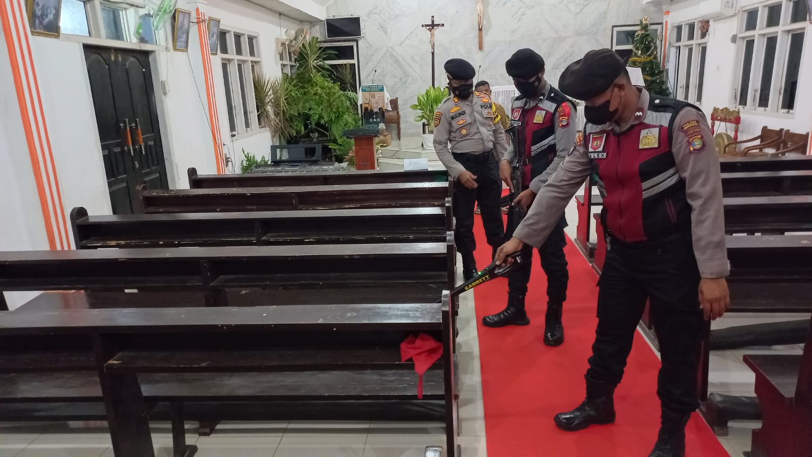 Sat Samapta Polres Pesawaran Sterilisasi Gereja Santo Yohanes Negeri Katon