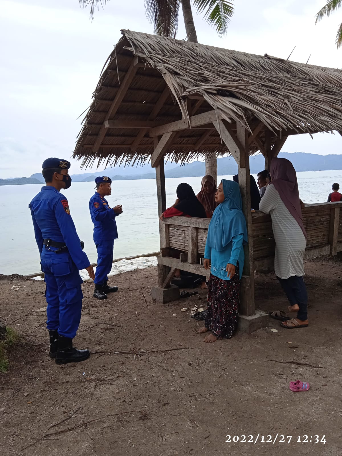 Sat Polairud Polres Pesawaran Berikan Himbauan Kamtibmas Kepada Pengunjung Pantai