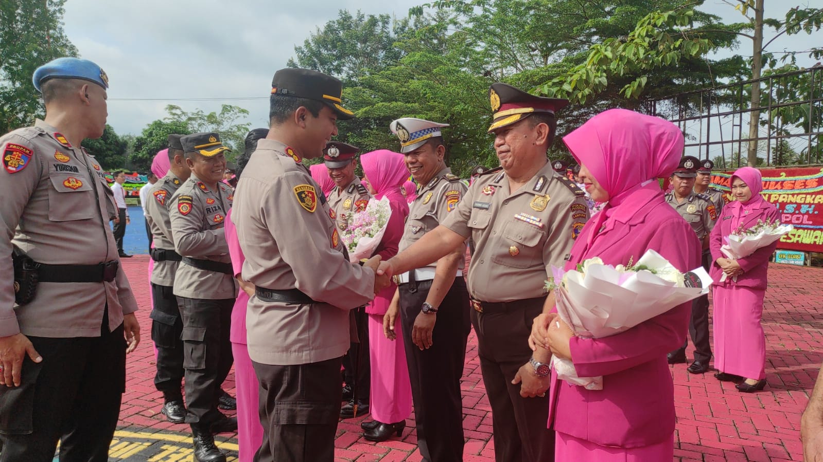 Kapolres Pesawaran Pimpin Upacara Kenaikan Pangkat 45 Personil