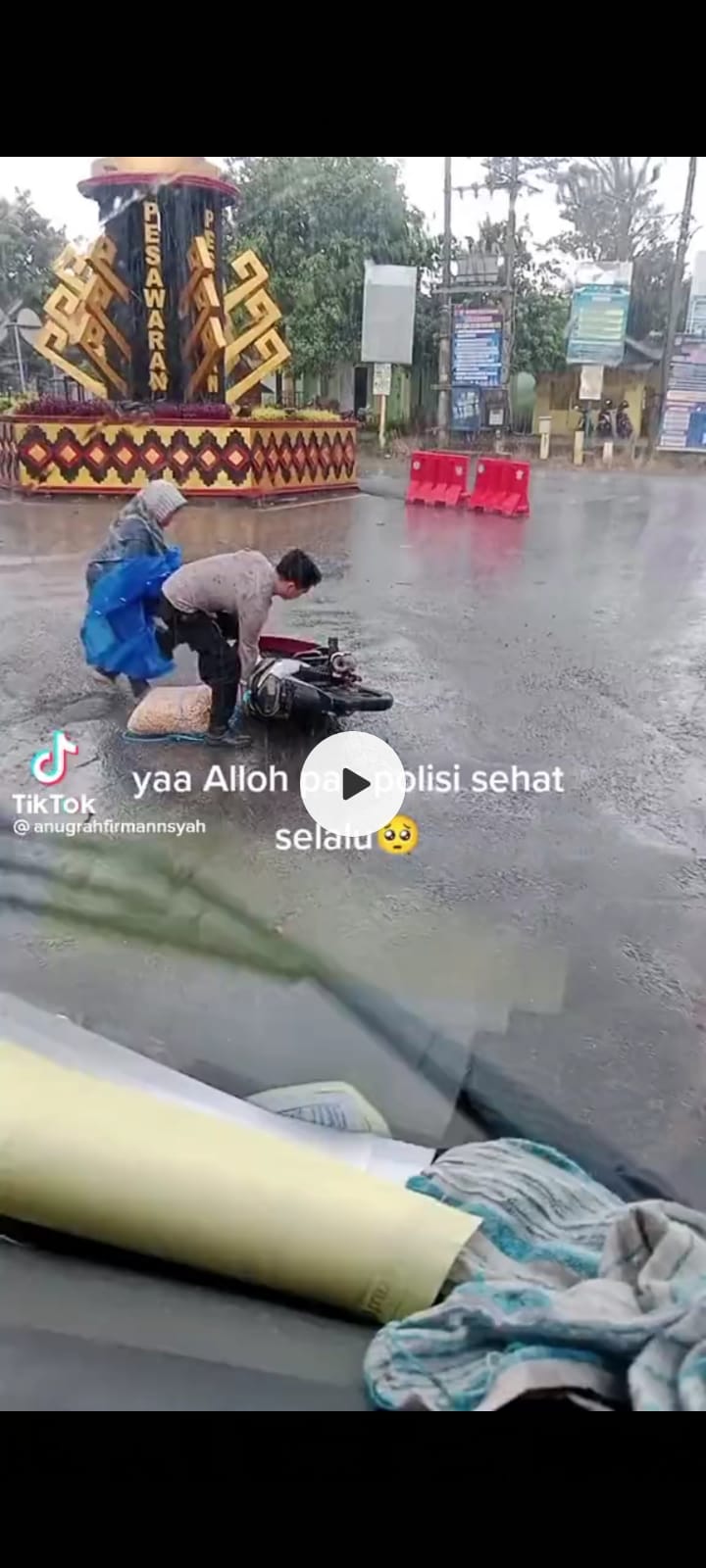 Viral !!! Video Bripda Jamal Personil Polres Pesawaran Membantu Ibu-Ibu yang Mengalami Kecelakaan