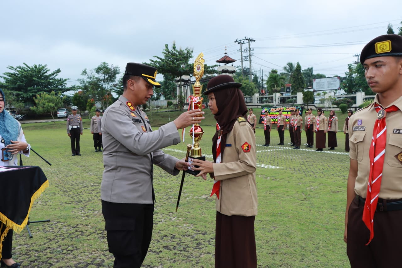 Kapolres Lampung Utara serahkan Trophy dan Piagam Penghargaan Kepada Siswa/wi Pemenang Lomba Lokabara