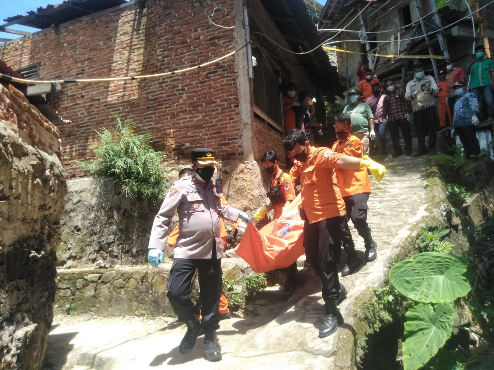 Polsek Panjang Lakukan Olah TKP Penemuan Mayat di Kampung Kebun Sayur Panjang Utara
