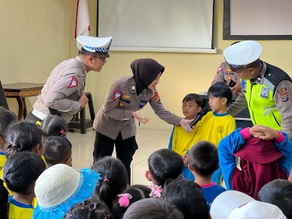 Polisi Sahabat Anak, Kenalkan Rambu Lalu lintas kepada 67 Anak TK di Way Kanan
