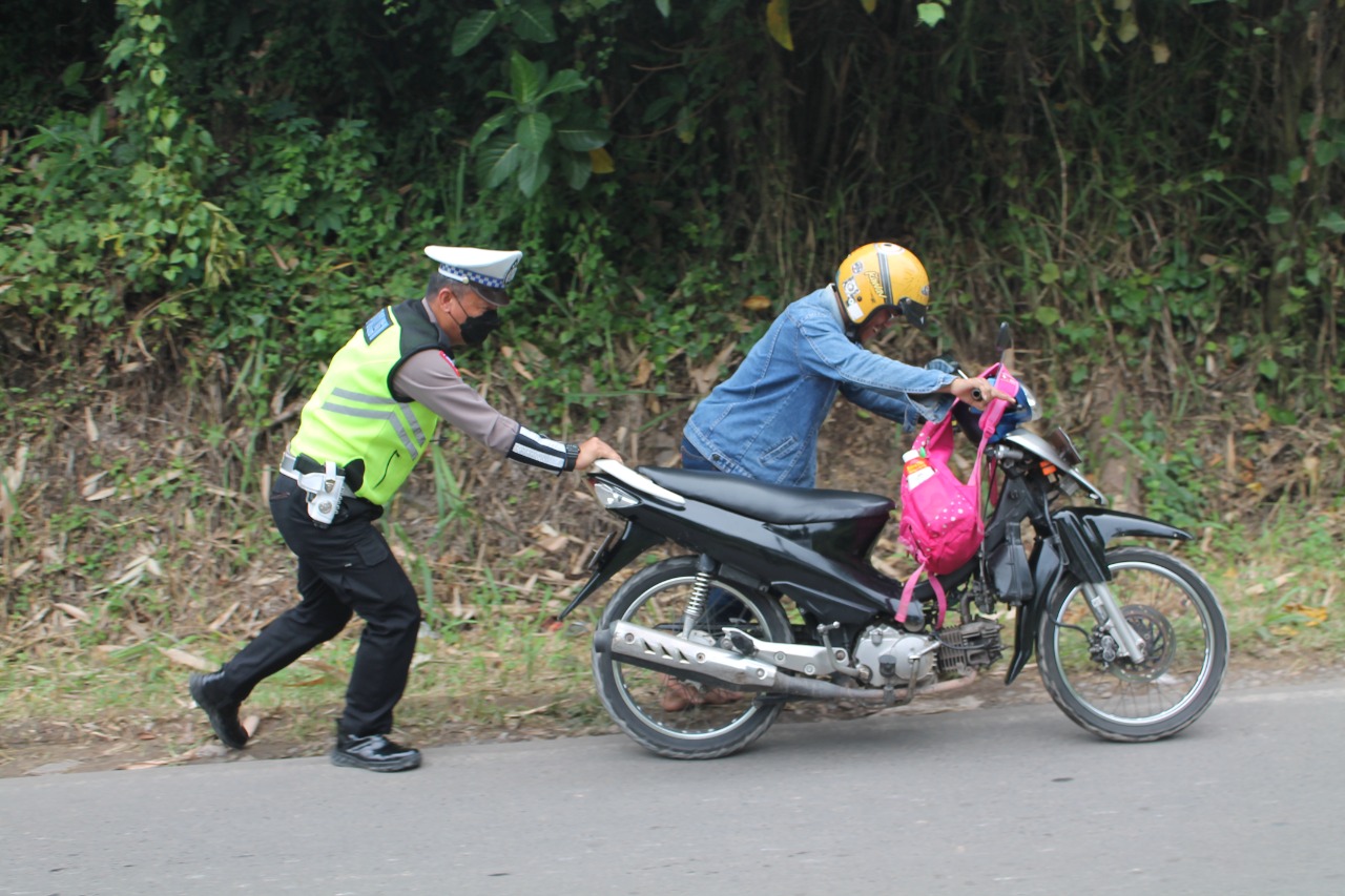 Hadir di tengah masyarakat, Satlantas Polres Pesawaran Bantu Masyarakat Yang mengalami Mogok