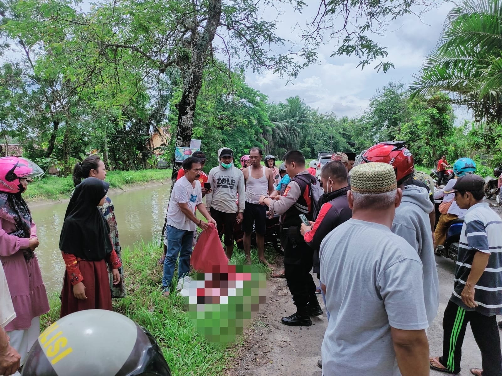 Polres Lampung Timur Evakuasi Jasad Balita Yang Ditemukan Tewas Di Sungai Way Sekampung