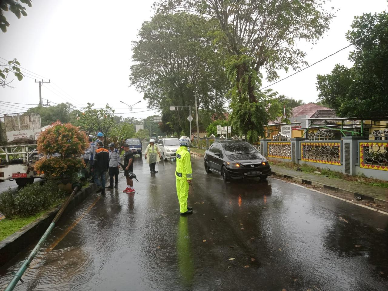 Sat Lantas Polres Metro Atur Lalin Dan Bantu Evakuasi Tiang Lampu Jalan Yang Roboh