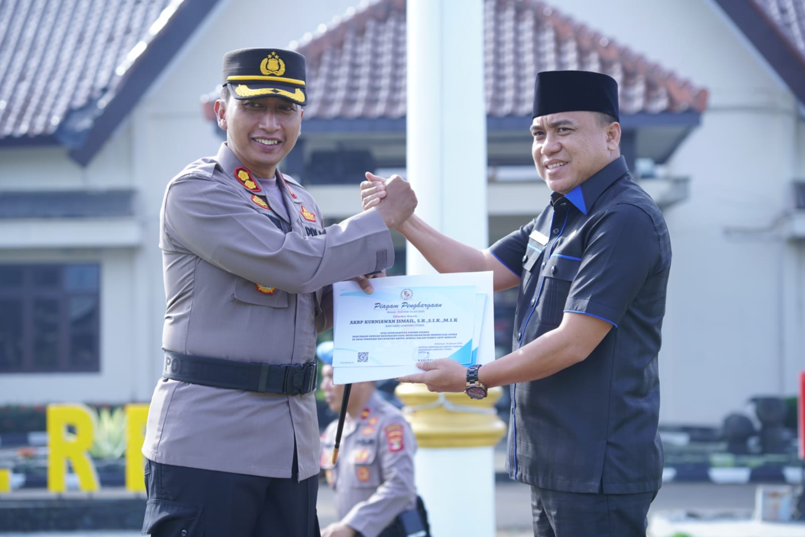Ketua DPRD Kab. Lampung Utara  berikan penghargaan kepada Kapolres dan tim TEKAB 308 Presisi