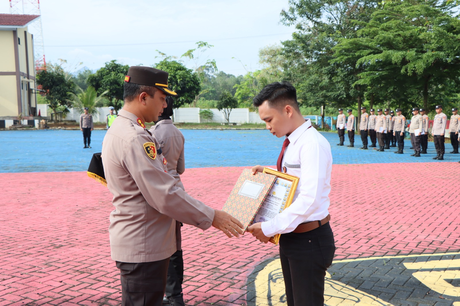 Polisi Bantu Masyarakat Kecelakaan Saat Hujan, Kapolres Pesawaran Berikan Penghargaan