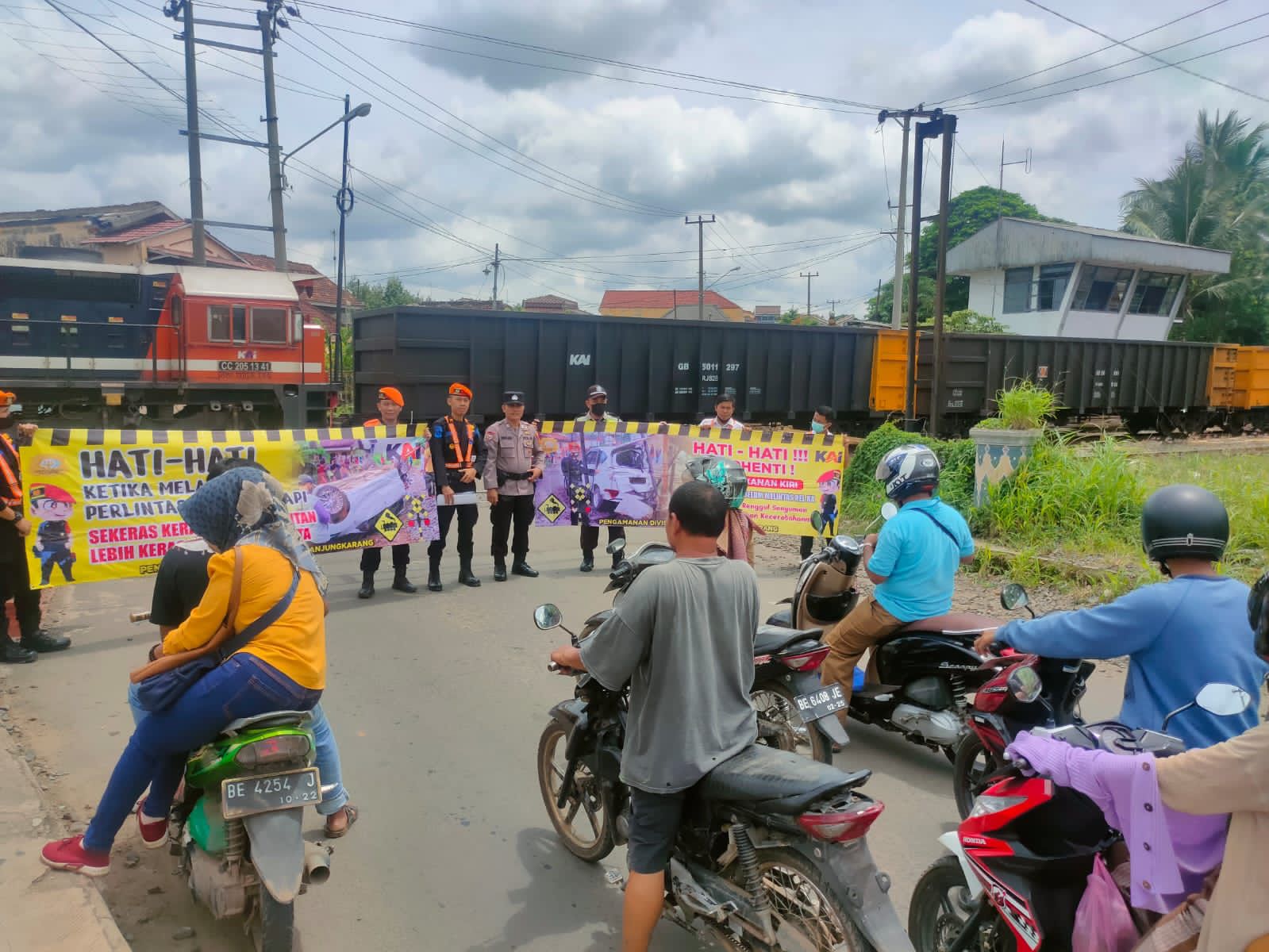 PT. KAI Bersama Polres Lampung Utara Sosialisasikan Keselamatan di Perlintasan Sebidang