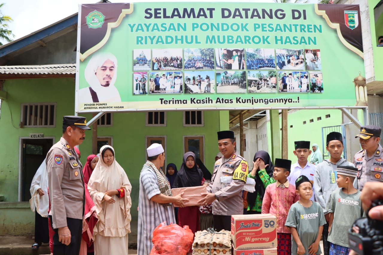 Naik Gunung, Kapolres Pesawaran Temui Santri