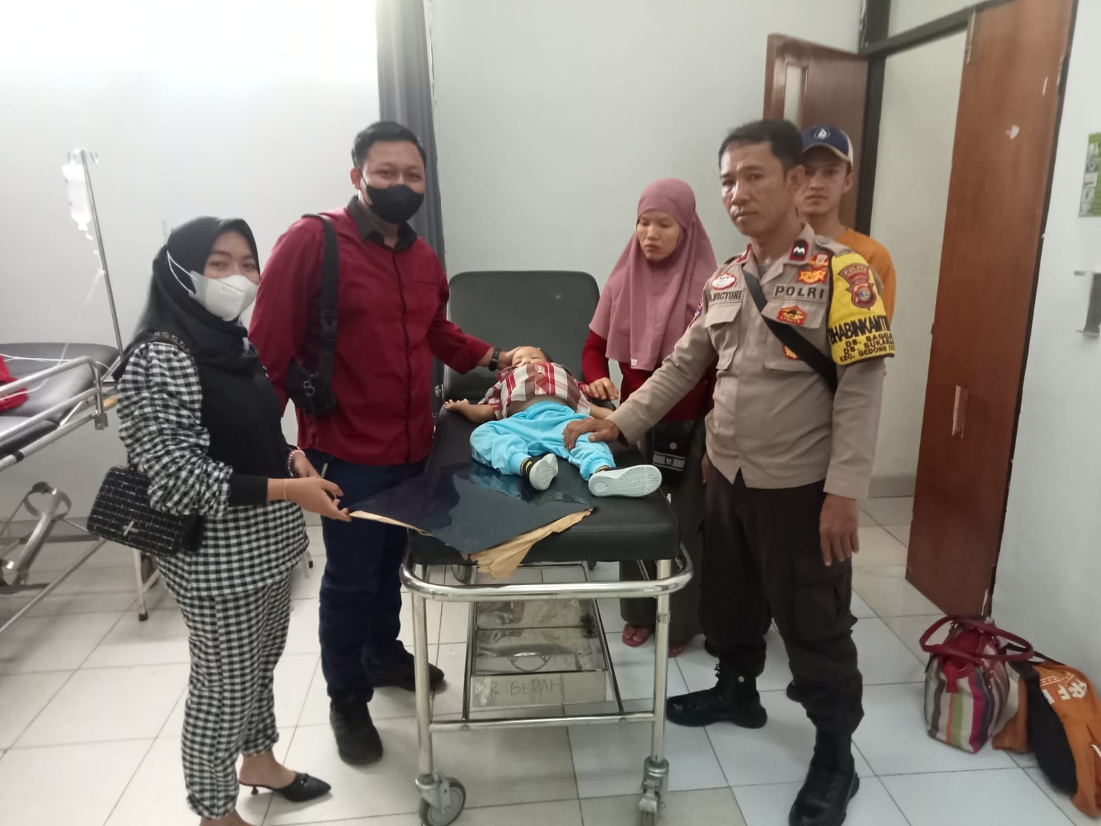 Aksi cepat Bhabinkamtibmas Polres Pesawaran Bantu warga yang sakit ke RSUD Pesawaran