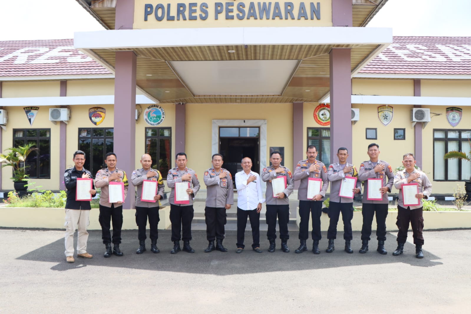 Bagikan Sertifikat Pers, Begini Pesan Wakapolres Pesawaran