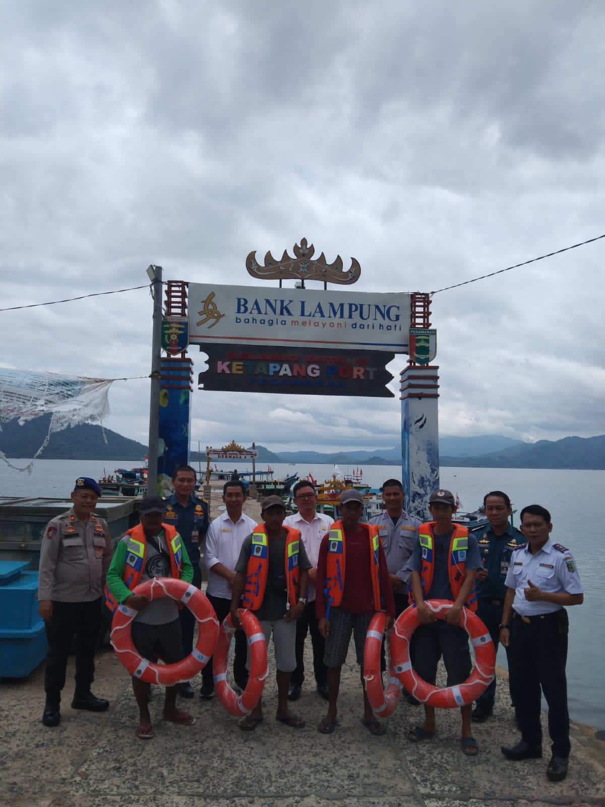 Berikan Life Jacket dan Edukasi, Sat Polair Polres Pesawaran Himbau Keselamatan Berlayar