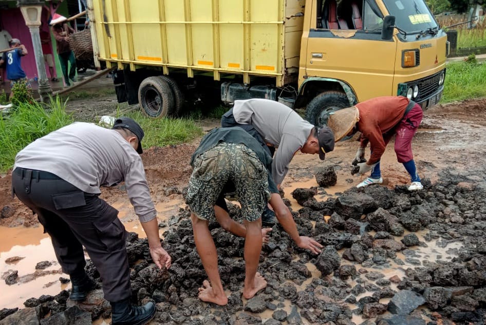 Balai Pekon Rawas jadi Tempat Jumat curhat Polres pesisir barat
