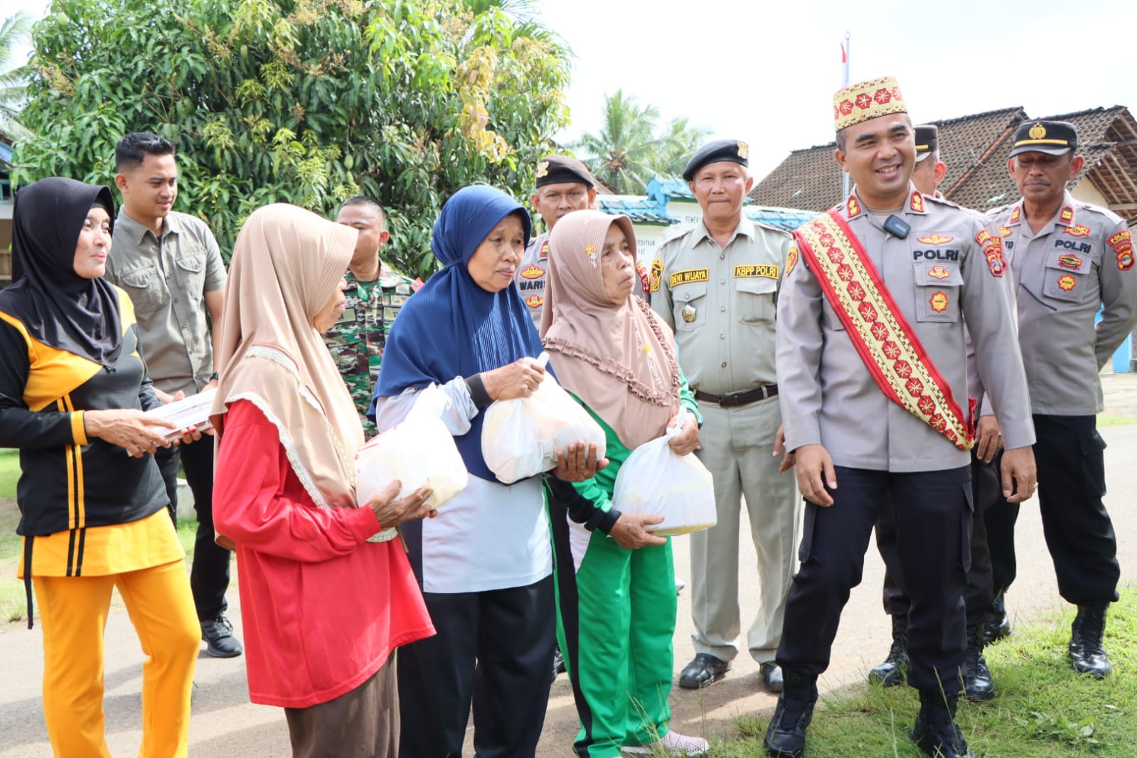 Kapolres Pesawaran Laksanakan Jumat Curhat dan Senam Bersama Lansia Di Desa Karang Rejo Kec. Negeri Katon