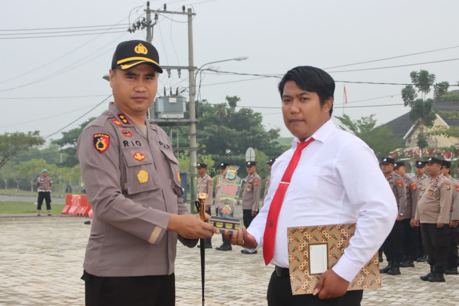 Berhasil Mengungkap 11 Kasus Narkotika, Briptu Reza Setiaji Dapat Penghargaan Dari Kapolres Pringsewu