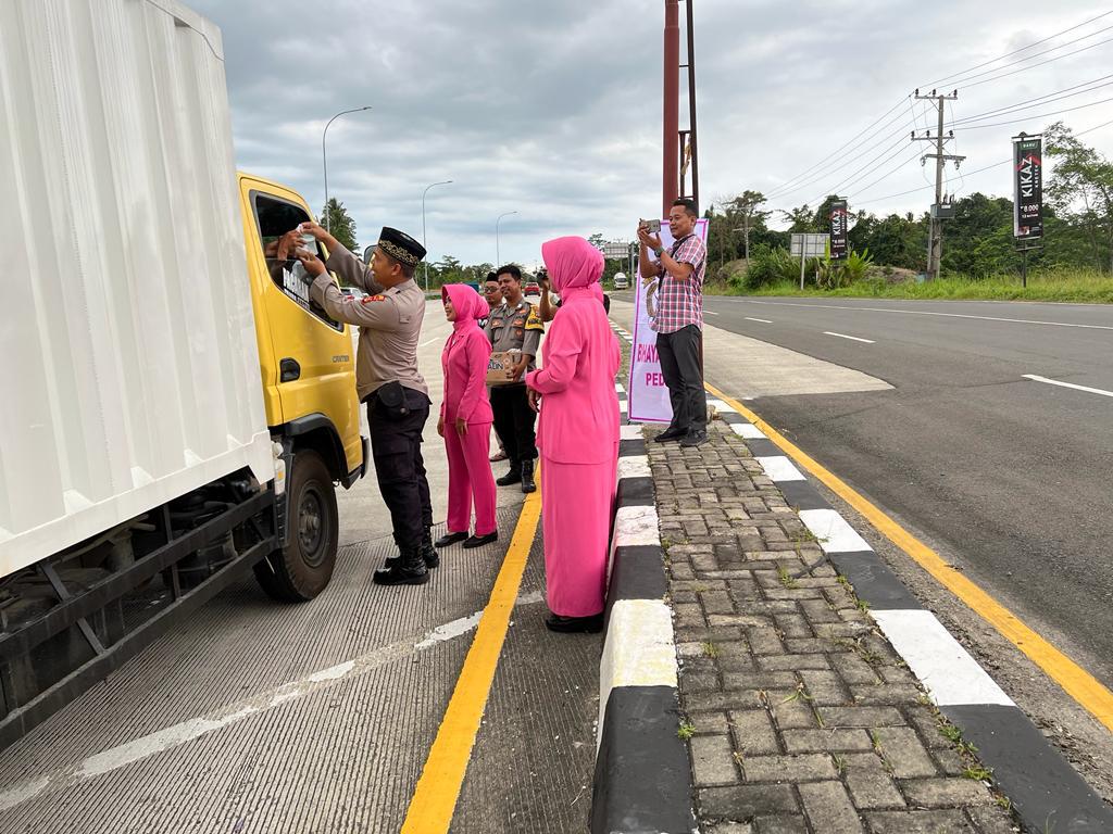 Polsek Penengahan  Berbagi Takjil