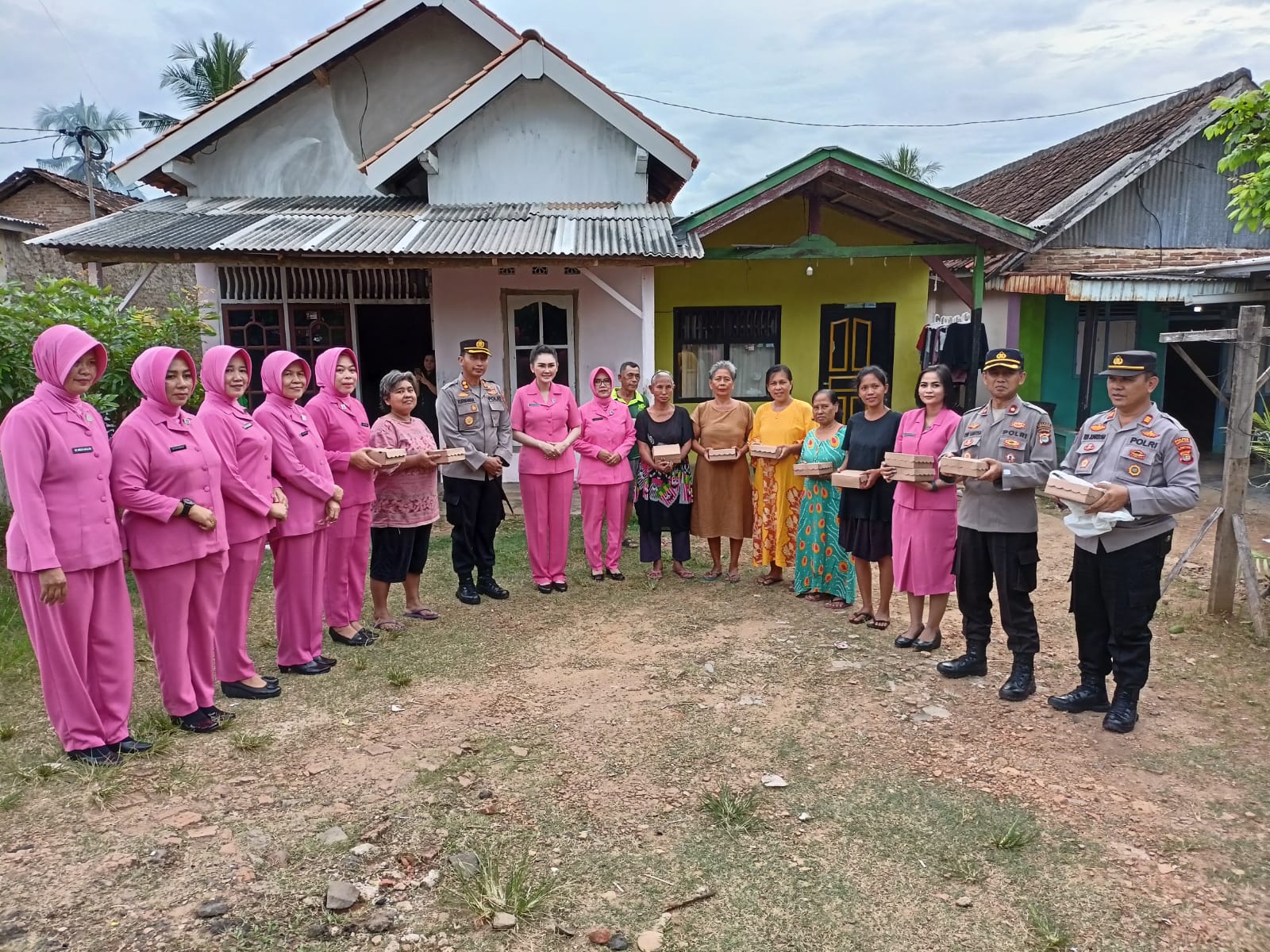 Jajaran Polres Lampung Utara Bersama Bhayangkari Berbagi Berkah Ramadhan