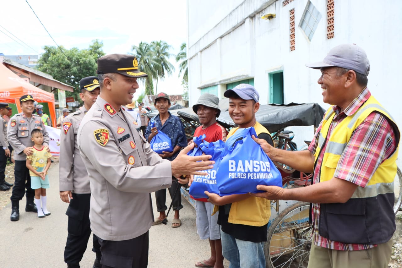 Kapolres Pesawaran Salurkan Paket Bansos Polri Ke Masyarakat